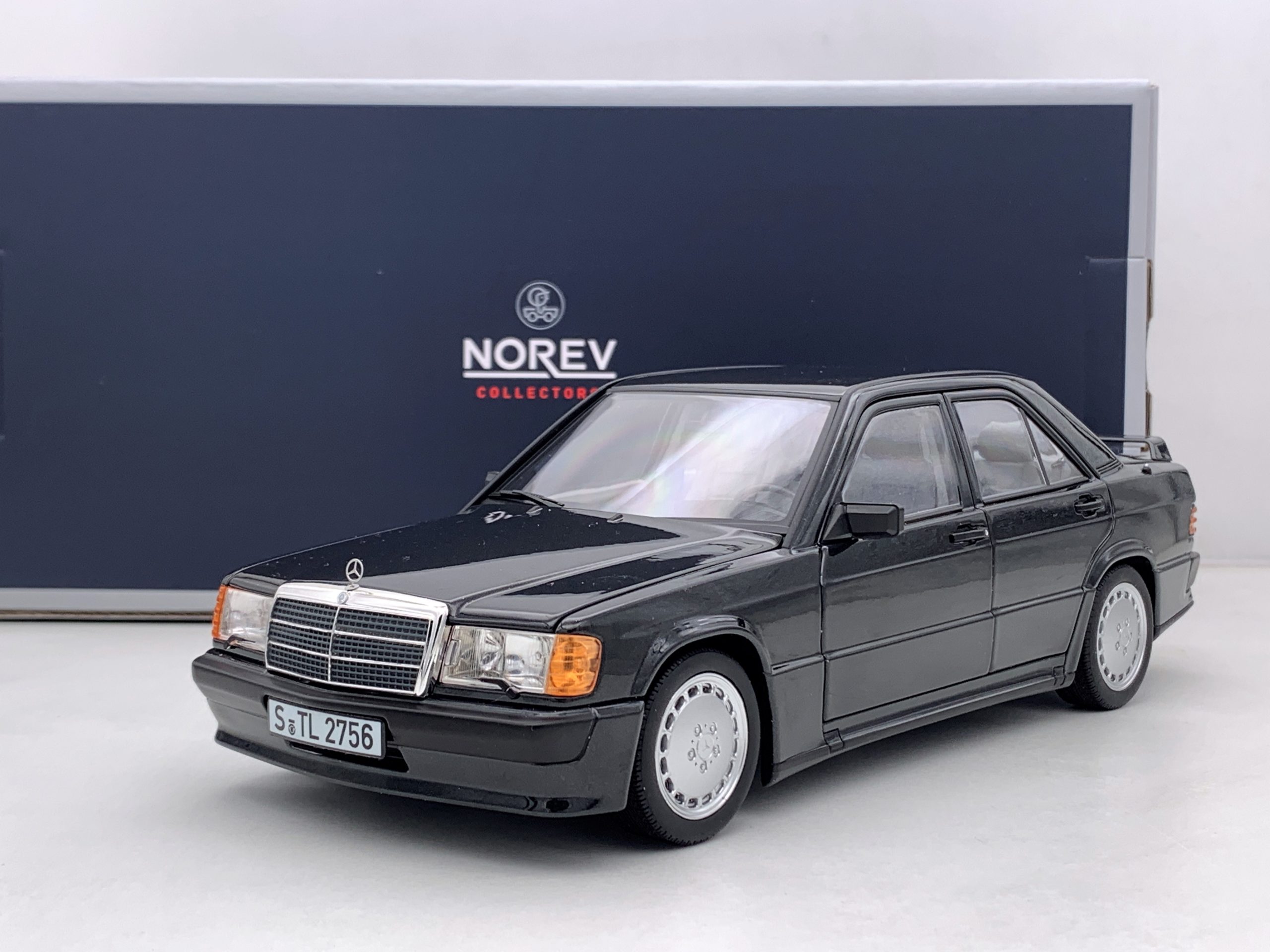 1:18 Mercedes Benz 190E 2.3-16V W201 año 1984 color Negro Metálico Norev  Ref.183830