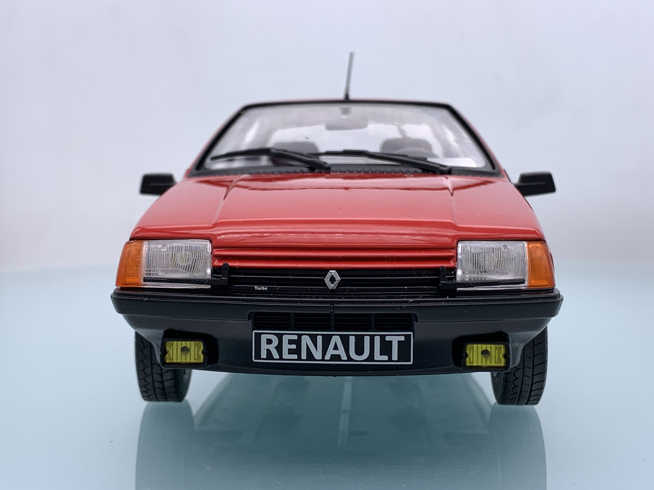1:18 Renault Fuego Turbo año 1980 color Rojo Solido Ref.S1806401