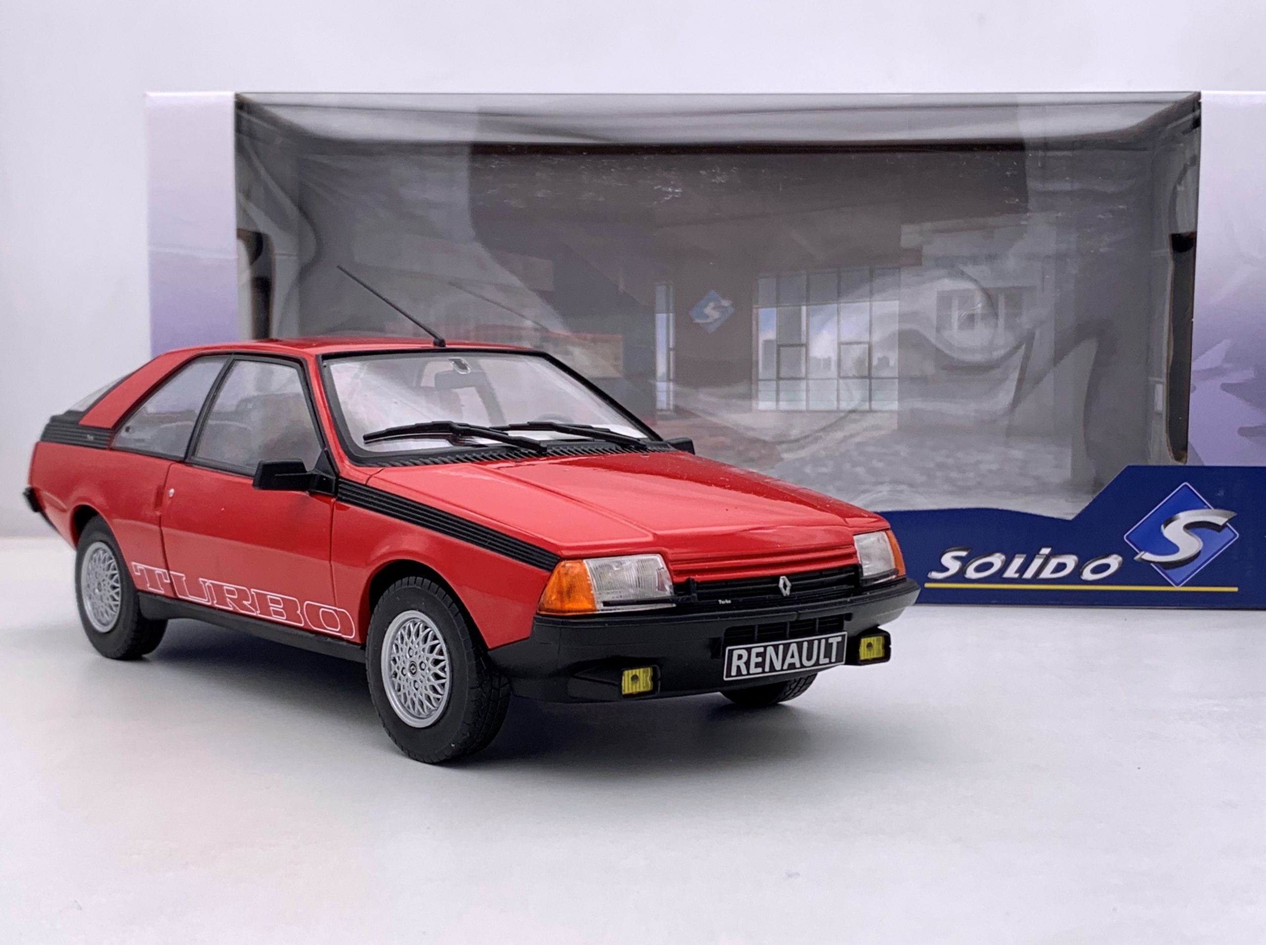 1:18 Renault Fuego Turbo año 1980 color Rojo Solido Ref.S1806401